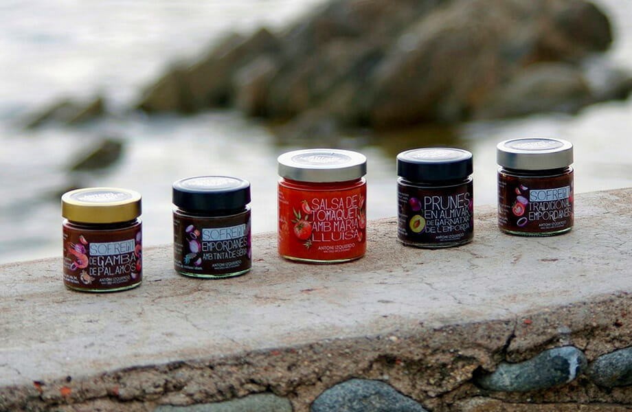 Varietat de conserves Antoni Izquierdo Gourmet a la platja de Palamós
