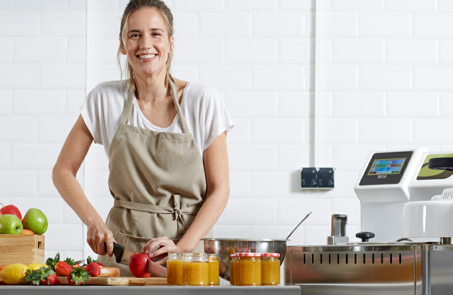 Productora local o emprenedora treballant en el seu propi negoci de conserves