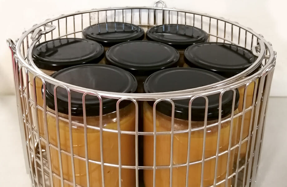 Conserve Sussex Surplus prodotte da Feedback Global in un cestino da inserire nelle autoclavi TERRA Food-Tech
