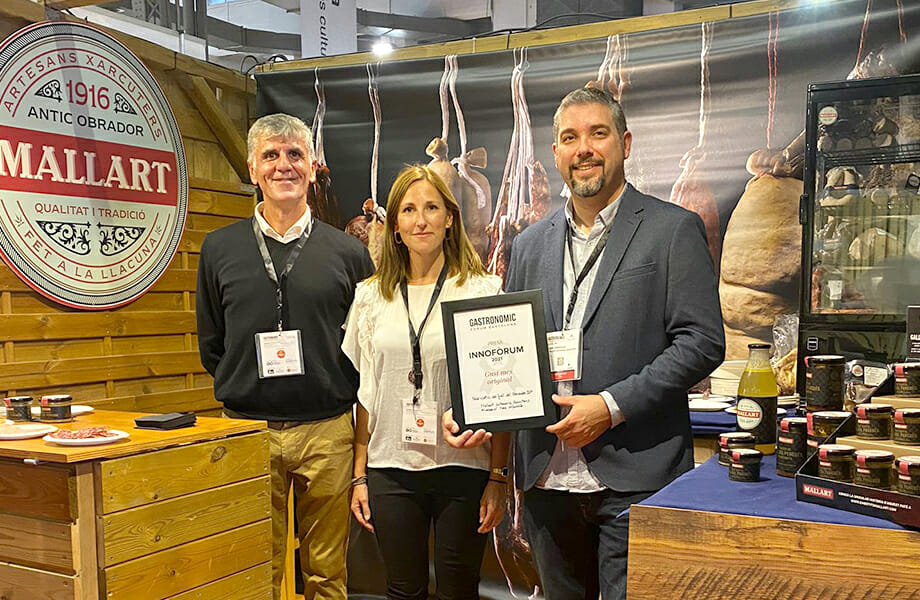 Membres de Mallart Artesans Xarcuters i de la Fundació Mas Albornà amb el Premi INNOFÒRUM 2021 al gust més original pel paté rústic de Gall del Penedès IGP.