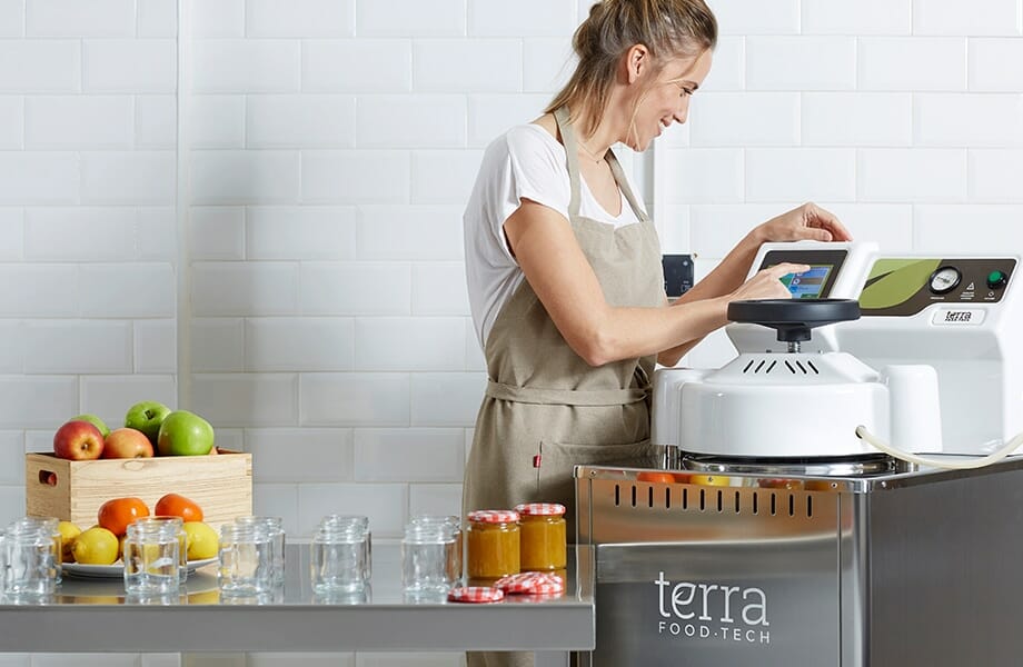 Lokaler Erzeuger bei der Herstellung von Konserven unter Verwendung der TERRA Food-Tech Autoklav-Lagerungsprogramme.