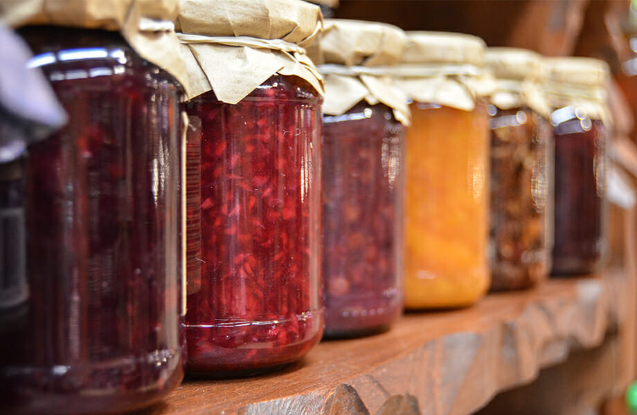 Estantería con conservas gourmet, como una oportunidad de negocio para agricultores