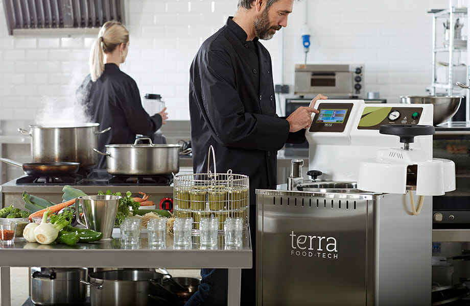 Koch bei der Zubereitung von Konserven in einem Restaurant mit TERRA Food-Tech Autoklaven.