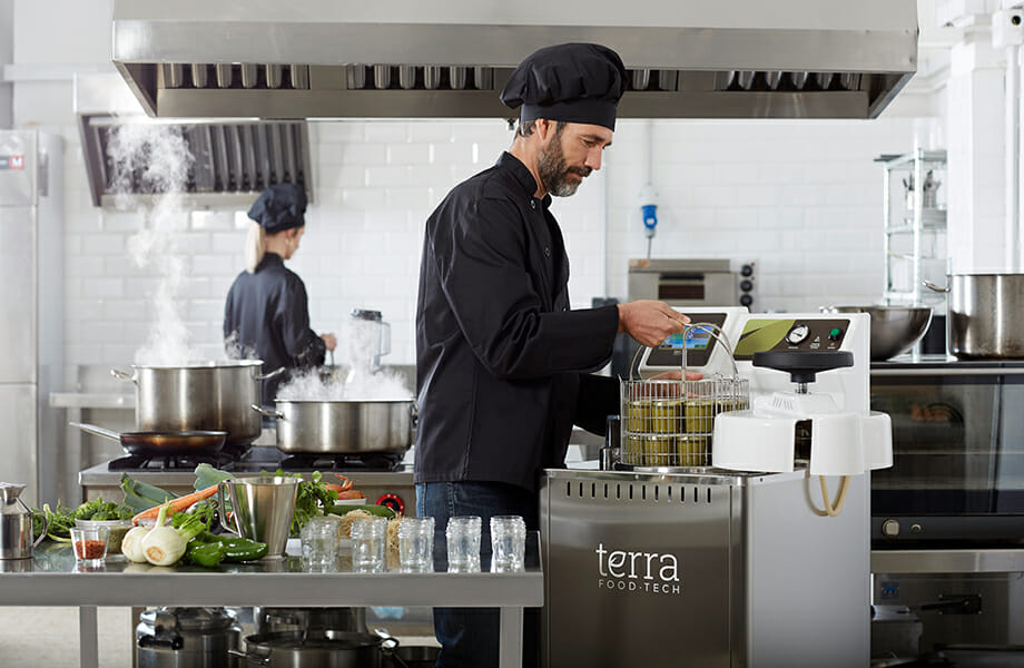 Koch bei der Zubereitung von Konserven in einem Restaurant mit TERRA Food-Tech Autoklaven.