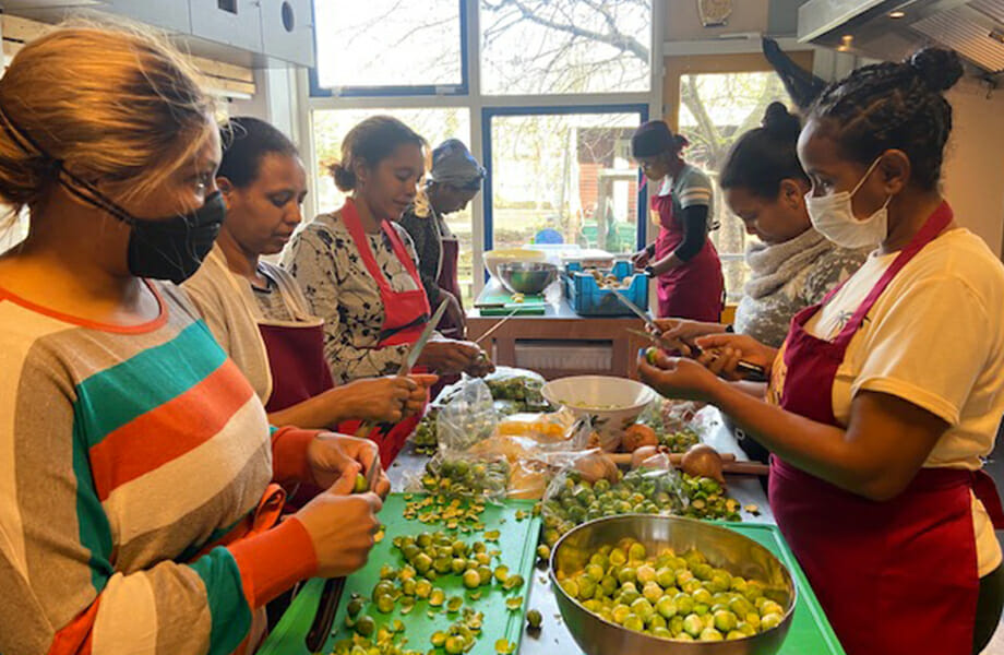 Dones elaborant conserves a Mixblik