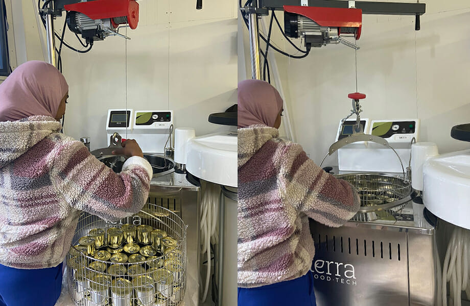 Dona elaborant conserves de Mixblik amb l'autoclau de TERRA Food-Tech