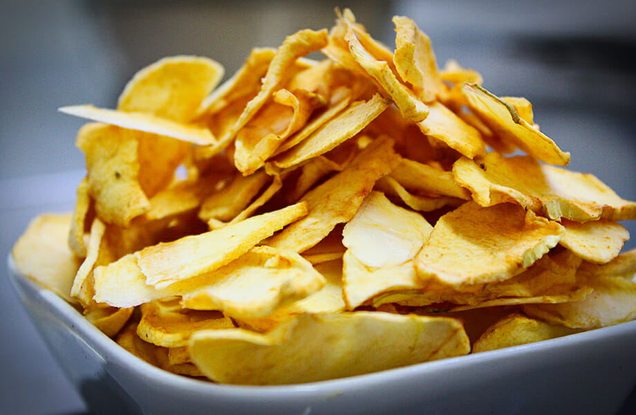 Bol avec pommes déshydratées, une des méthodes de conservation des aliments par la chaleur, modifiant son contenu en eau