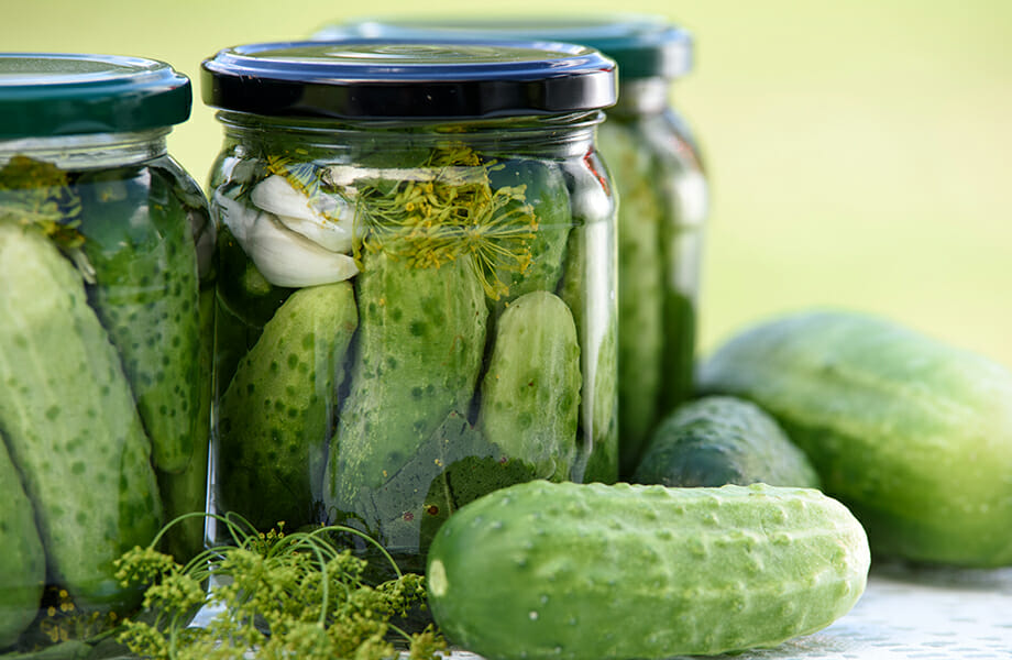 Cornichons en saumure, une des méthodes de conservation des aliments par altération chimique