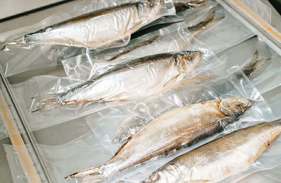 Plateau de poisson conditionné sous vide, une des méthodes de conservation des aliments par contrôle de l’atmosphère
