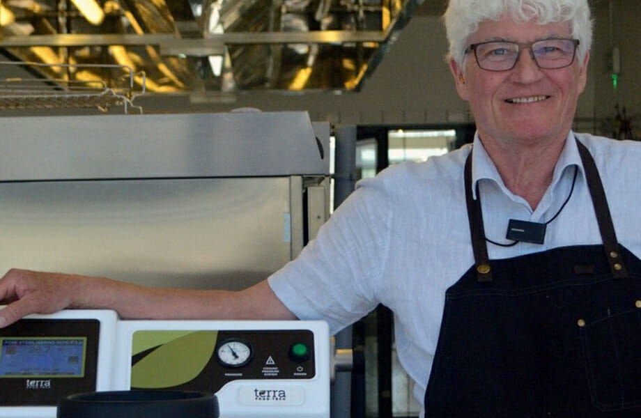 Michael Pedersen, xef i propietari de Tilberedt, amb la seva autoclau TERRA Food-Tech