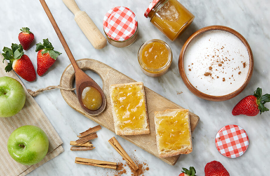 Bodegó d'aliments i flascó de vidre amb melmelada per mostrar el potencial de la comercialització de conserves gourmet