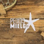 Fundo marinho de madeira com logotipo da Peixos Mielgo