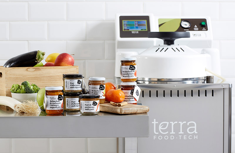 Mitos sobre la esterilización de conservas y platos preparados: autoclave TERRA Food-Tech con envases de conservas gourmet.