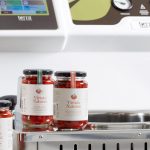 Mitos sobre la esterilización de conservas y platos preparados: autoclave TERRA Food-Tech® con envases de conservas gourmet.