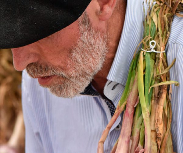 Agricultor que produeix les seves pròpies conserves amb autoclaus per a emprenedors
