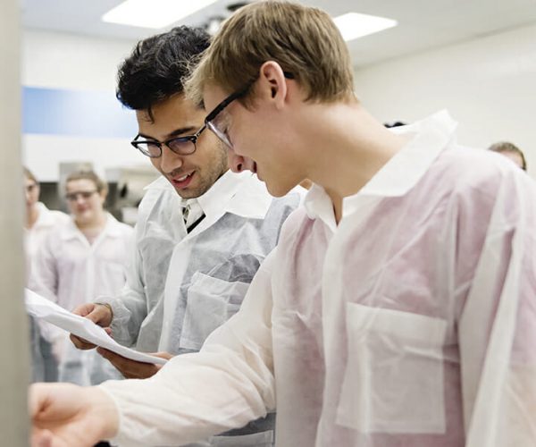 Estudiantes de escuela profesional de industria alimentaria Estudiantes de escuela profesional de industria alimentaria