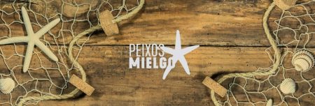 Fons marí de fusta amb logotip de Peixos Mielgo