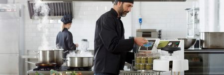 Cocinero elaborando conservas en restaurante con autoclave TERRA Food-Tech